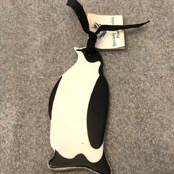 PENGUIN ORNAMENT. HAND MADE OF PORCELAIN. Penguin is in excellent condition. - Picture 6 of 6